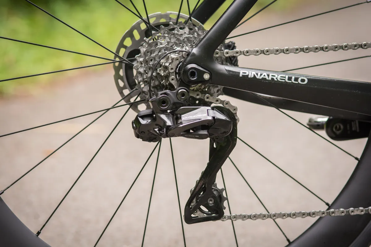 shimano dura-ace r9100 uznawana jest za najlepszą przerzutkę rowerową świata shimano wyprzedza sram w rankingu przerzutek rowerowych
